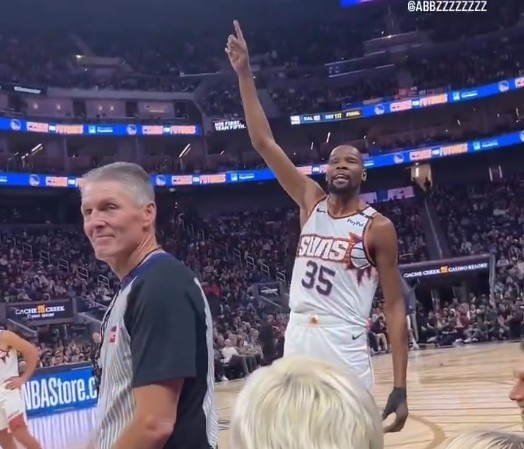  佩頓：兄弟你要上天？KD：你跟我這么大的時候已經是球隊第8人了