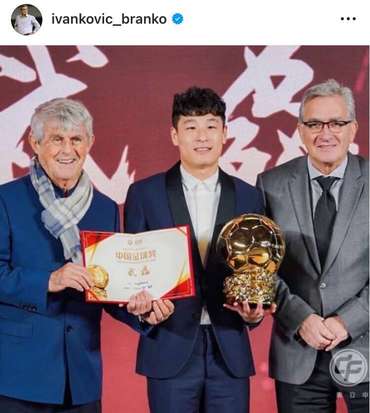  出席中國金球獎頒獎儀式，伊萬曬與武磊、米盧同框照片