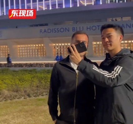  塞爾吉尼奧現(xiàn)身上海八萬人體育場，并與球迷親切打招呼合影
