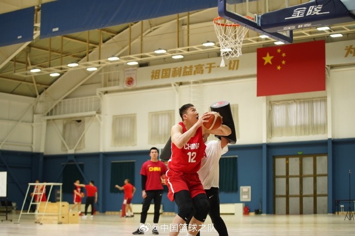  中國籃球之隊官博：大塊頭 大能量 祝李炎哲25歲生日快樂！