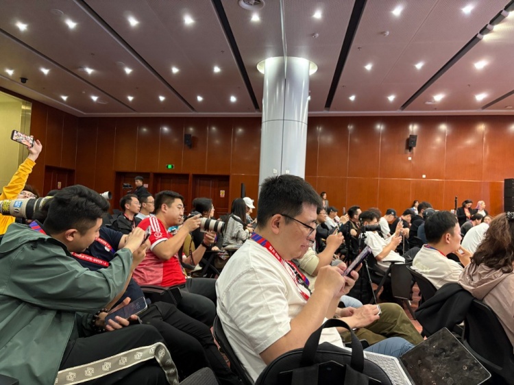  萬眾矚目！記者擠滿國足賽前新聞發(fā)布廳，賽場記者預(yù)計超300人