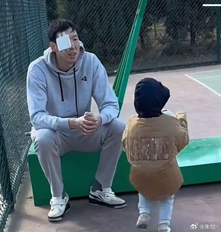  顧家好男人！記者曬出周琦手術(shù)后回歸家庭帶娃照片